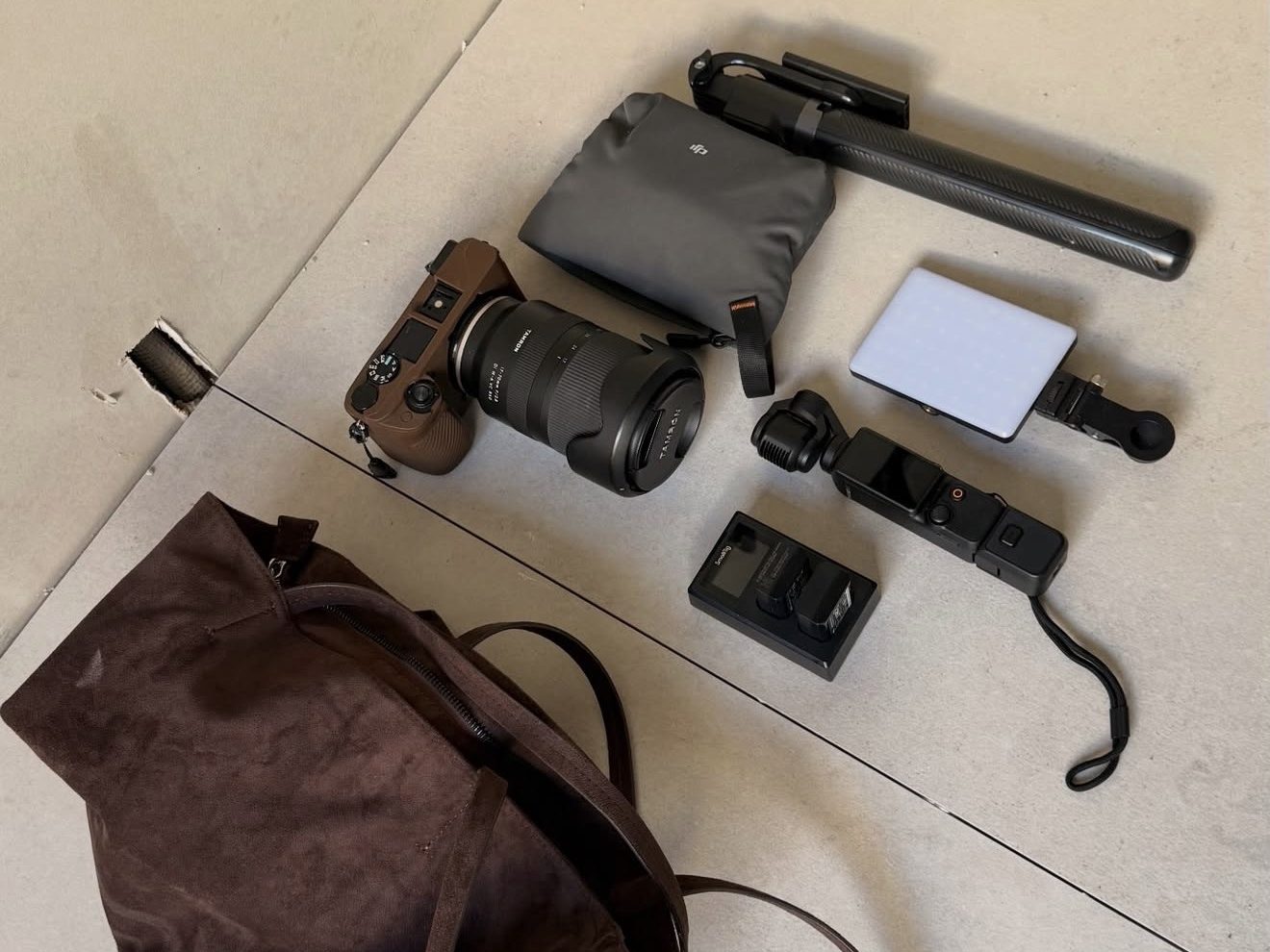 Equipo de Marina: cámara con objetivo Tamron, gimbal de bolsillo, luz LED, cargador de baterías y bolso